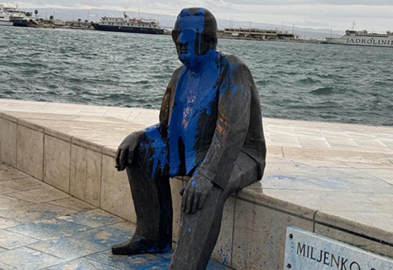 Smojin spomenik osvanuo zaliven plavom bojom, oko vrata obavijen šalom beogradskog nogometnog kluba